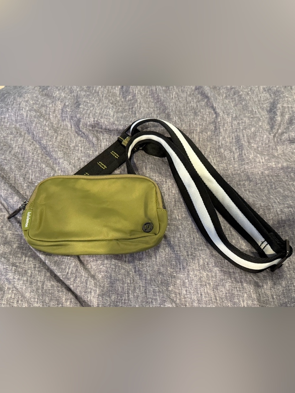NWOT Lululemon Everywhere Belt Bag- Olive Green with Black and White strap - Picture 6 of 6